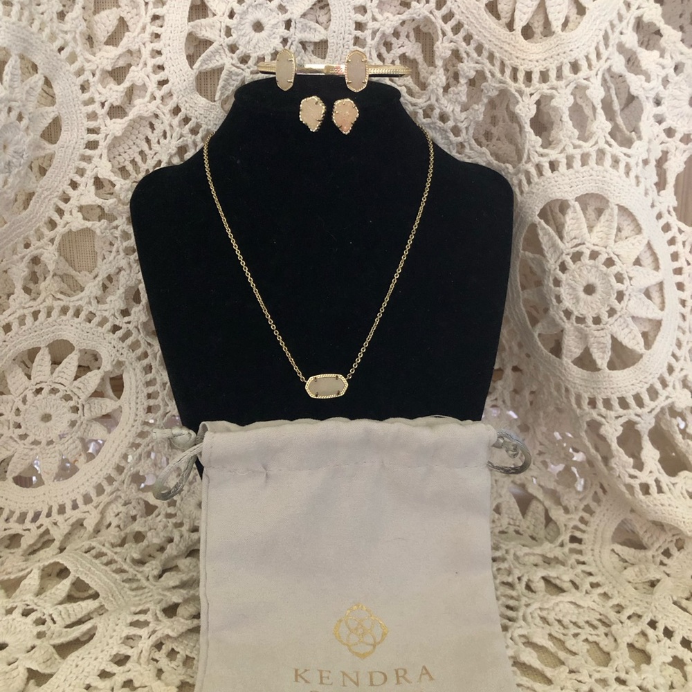 NWOT Kendra Scott Gold Pendant Necklace with Matching Gold Studs